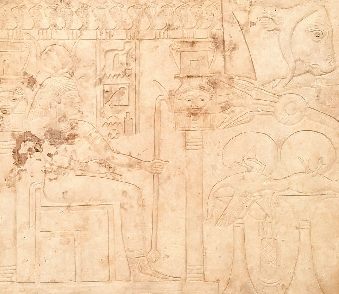 Ägyptisches Relief mit sitzender Figur, Hieroglyphen und geflügelter Gestalt