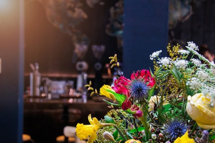 Das Café mit Blumen dekorieren